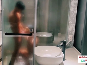 Two hung and bisexual men fuck in the tub of a Vietnamese amateur.