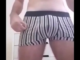 Amateur gay masturbates on cam